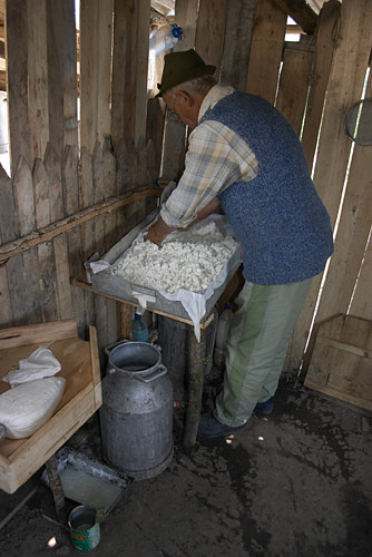 Prparation du fromage, Plateau de Meledic, Monts de Buzau