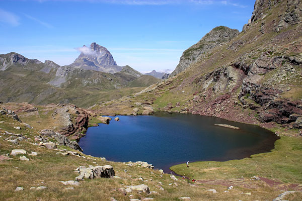 Pyrnes , paysages d't, Le lac infrieur d'Anayet et le Pic du Midi d'Ossau