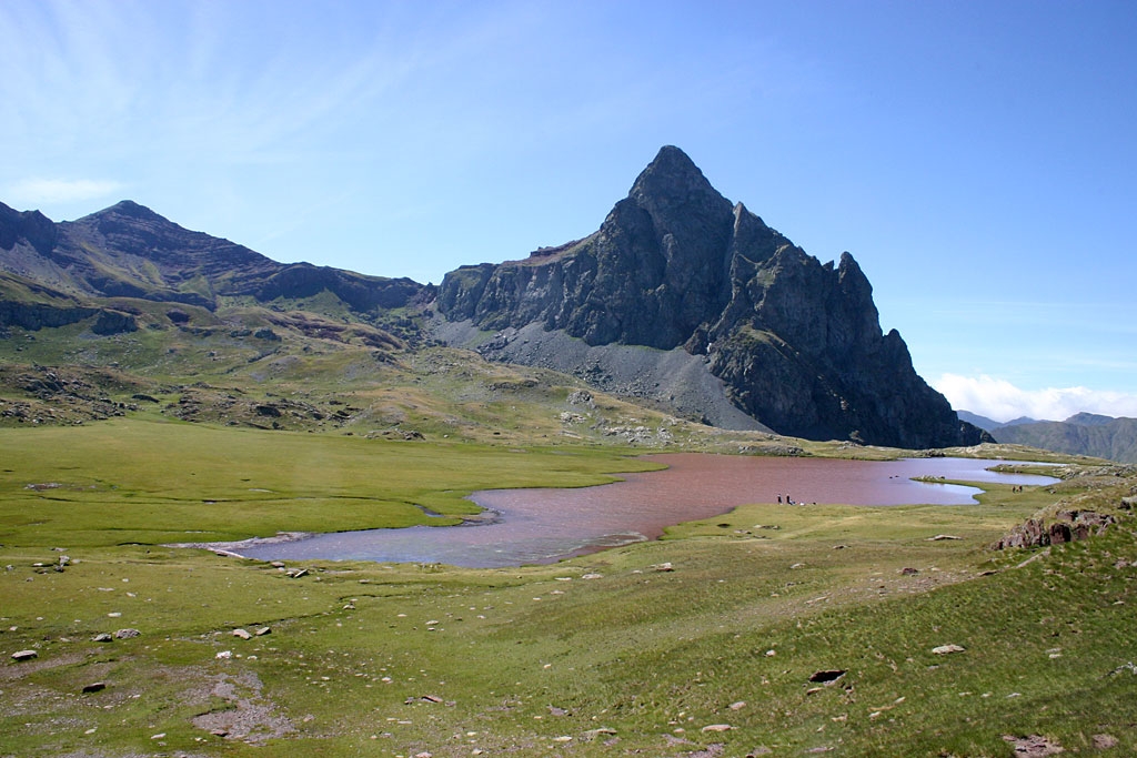 Pyrnes , paysages d't, Le lac suprieur d'Anayet et le Pic d'Anayet